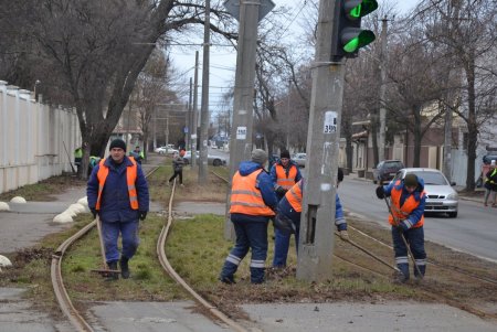 Коммунальщики провели субботник по уборке улиц в трех районах города (фото)