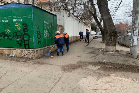 Коммунальщики провели субботник по уборке улиц в трех районах города (фото)