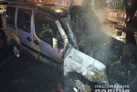 В Высоком переулке неизвестный поджог на парковке два автомобиля (фото)