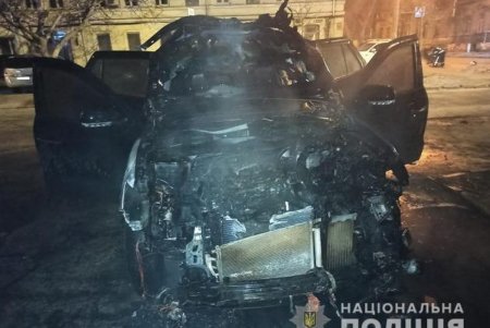 В Высоком переулке неизвестный поджог на парковке два автомобиля (фото)