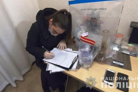 В Киевском районе 20-летняя девушка занималась расфасовкой и реализацией наркотиков (фото, видео)
