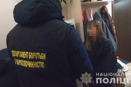 В Киевском районе 20-летняя девушка занималась расфасовкой и реализацией наркотиков (фото, видео)