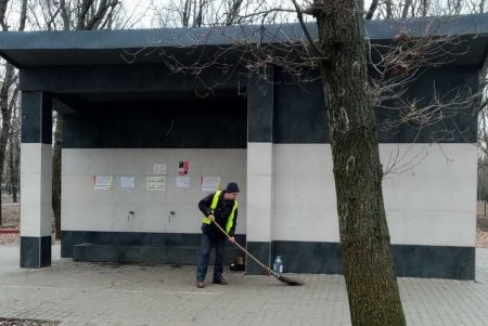 Коммунальщики очистили бюветные комплексы в Киевском районе (фото)