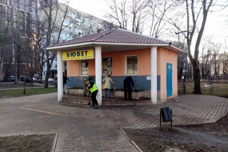 Коммунальщики очистили бюветные комплексы в Киевском районе (фото)