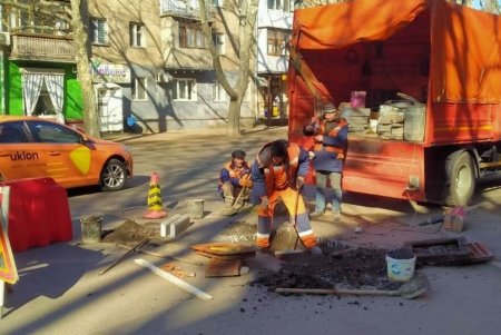 Коммунальщики приводят в порядок дождеприемники в разных районах города, водителей просят не мешать работе спецтехники (фото)
