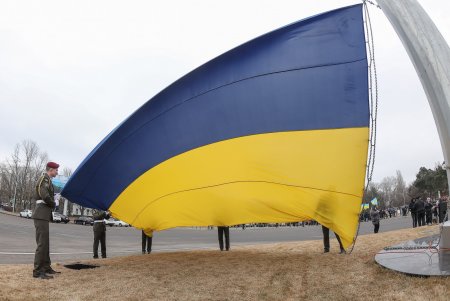 На площади возле аэропорта «Одесса» торжественно подняли Государственный Флаг Украины (фоторепортаж)