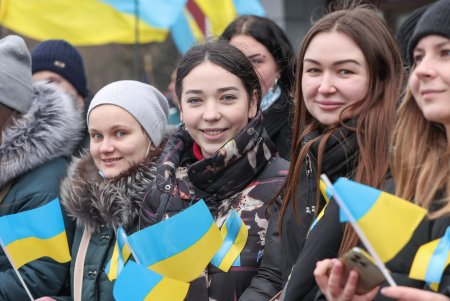 На площади возле аэропорта «Одесса» торжественно подняли Государственный Флаг Украины (фоторепортаж)
