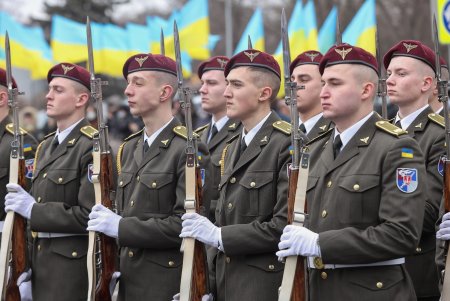 На площади возле аэропорта «Одесса» торжественно подняли Государственный Флаг Украины (фоторепортаж)