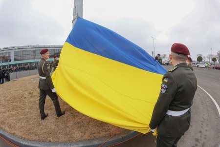 На площади возле аэропорта «Одесса» торжественно подняли Государственный Флаг Украины (фоторепортаж)