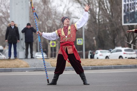 На площади возле аэропорта «Одесса» торжественно подняли Государственный Флаг Украины (фоторепортаж)