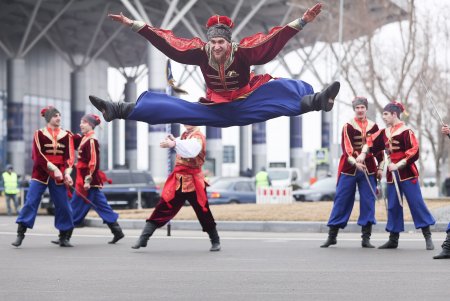 На площади возле аэропорта «Одесса» торжественно подняли Государственный Флаг Украины (фоторепортаж)