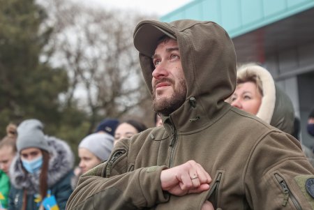 На площади возле аэропорта «Одесса» торжественно подняли Государственный Флаг Украины (фоторепортаж)