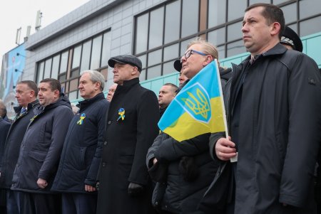 На площади возле аэропорта «Одесса» торжественно подняли Государственный Флаг Украины (фоторепортаж)