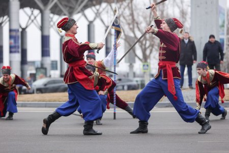 На площади возле аэропорта «Одесса» торжественно подняли Государственный Флаг Украины (фоторепортаж)