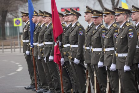 На площади возле аэропорта «Одесса» торжественно подняли Государственный Флаг Украины (фоторепортаж)