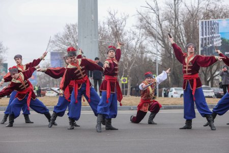 На площади возле аэропорта «Одесса» торжественно подняли Государственный Флаг Украины (фоторепортаж)
