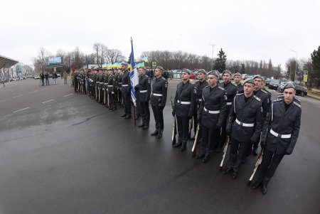 На площади возле аэропорта «Одесса» торжественно подняли Государственный Флаг Украины (фоторепортаж)