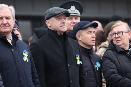 На площади возле аэропорта «Одесса» торжественно подняли Государственный Флаг Украины (фоторепортаж)