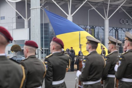На площади возле аэропорта «Одесса» торжественно подняли Государственный Флаг Украины (фоторепортаж)