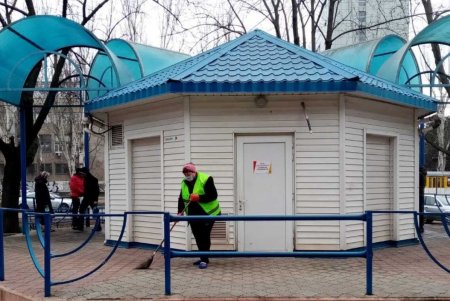 В Малиновском районе коммунальщики помыли три памятники и убрали территории трех бюветов (фото)