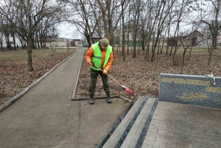 В Малиновском районе коммунальщики помыли три памятники и убрали территории трех бюветов (фото)