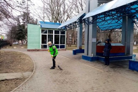 В Малиновском районе коммунальщики помыли три памятники и убрали территории трех бюветов (фото)