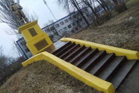 В Малиновском районе коммунальщики помыли три памятники и убрали территории трех бюветов (фото)
