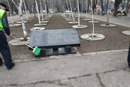 В Малиновском районе коммунальщики помыли три памятники и убрали территории трех бюветов (фото)