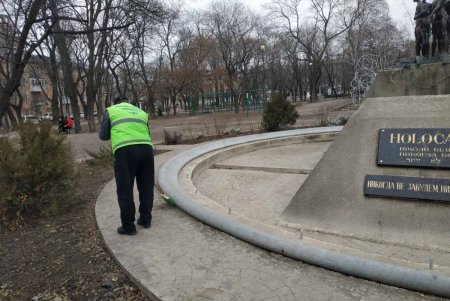 В Малиновском районе коммунальщики помыли три памятники и убрали территории трех бюветов (фото)