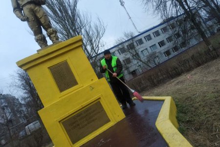 В Малиновском районе коммунальщики помыли три памятники и убрали территории трех бюветов (фото)