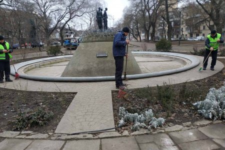В Малиновском районе коммунальщики помыли три памятники и убрали территории трех бюветов (фото)