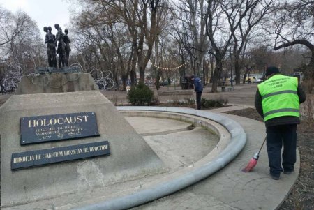 В Малиновском районе коммунальщики помыли три памятники и убрали территории трех бюветов (фото)