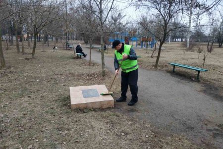 В Малиновском районе коммунальщики помыли три памятники и убрали территории трех бюветов (фото)