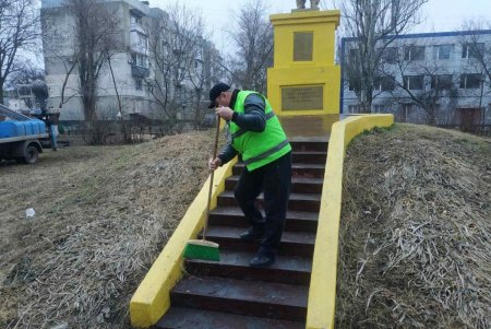 В Малиновском районе коммунальщики помыли три памятники и убрали территории трех бюветов (фото)
