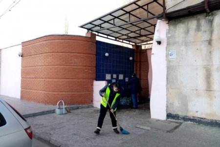 В Малиновском районе коммунальщики помыли три памятники и убрали территории трех бюветов (фото)