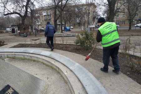 В Малиновском районе коммунальщики помыли три памятники и убрали территории трех бюветов (фото)
