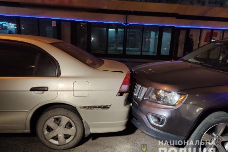 На проспекте Небесной Сотни иномарка наехала на 14-летнюю девочку и повредила четыре легковушки (фото)