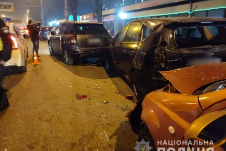 На проспекте Небесной Сотни иномарка наехала на 14-летнюю девочку и повредила четыре легковушки (фото)