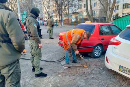 В Киевском районе демонтированы 10 бетонных и железных конструкций, мешающих движению по улицам (фото)