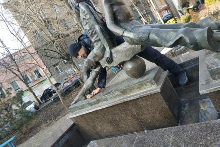 В центре города коммунальные службы привели в порядок памятники и территории бюветов