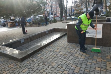 В центре города коммунальные службы привели в порядок памятники и территории бюветов