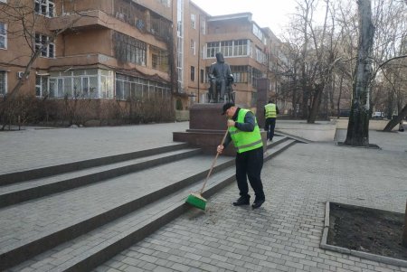 В центре города коммунальные службы привели в порядок памятники и территории бюветов
