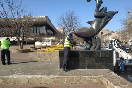 В центре города коммунальные службы привели в порядок памятники и территории бюветов