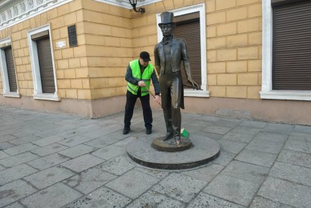 В центре города коммунальные службы привели в порядок памятники и территории бюветов