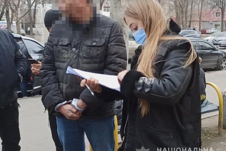 В Одессе таможенник требовал у граждан деньги за беспрепятственное перемещение товаров через границу (фото)