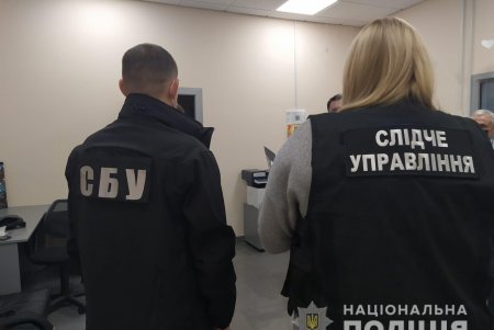 В Одессе таможенник требовал у граждан деньги за беспрепятственное перемещение товаров через границу (фото)