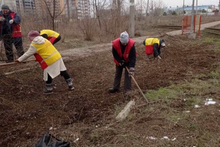 На железнодорожной станции «Восточная» коммунальщики убрали тонны мусора (фото)