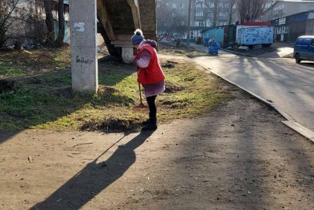 На железнодорожной станции «Восточная» коммунальщики убрали тонны мусора (фото)