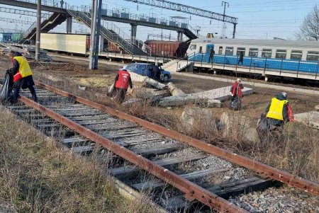 На железнодорожной станции «Восточная» коммунальщики убрали тонны мусора (фото)