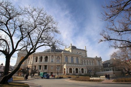 Театральная площадь — яркая жемчужина морского города (фоторепортаж) 